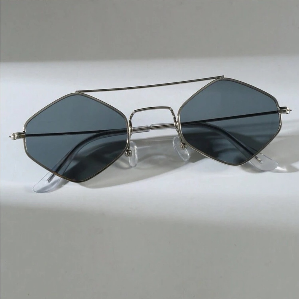 NEW Diamond Shape Brow Bar Silver Metal Sunglasses with Grey Lens OS - Picture 2 of 6